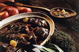 Burgundsk&eacute; hověz&iacute; (Bouef bourgignon).